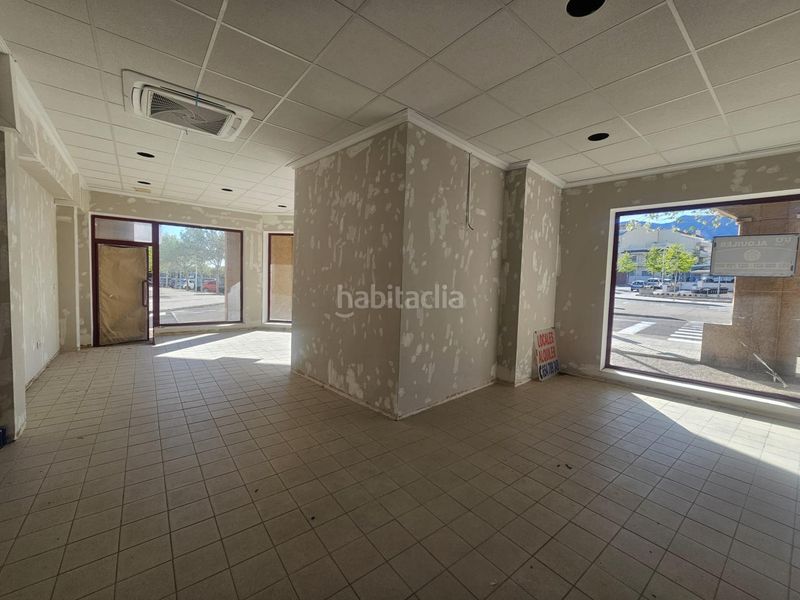 Foto 21c1ea48-b3d2-4fc0-8f25-3d716cda176c. Local comercial venta local esquinero en la rapita en La Ràpita