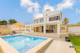 Xalet a Entrepinos. Chalet moderno totalmente reformado de 5 habitaciones junto al p