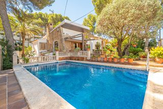 Xalet a Les Maravelles. Chalet con piscina y jardín a 200m de la playa  sometimes, les m
