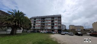 Piso  Pintor laxeiro. Amplio apartamento con balcón, piscina, garaje y vistas al mar e