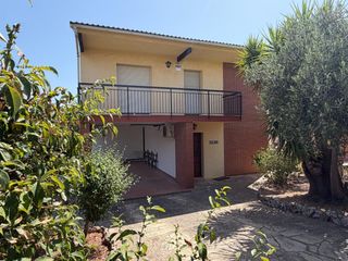 House  Carrer carrer joan miró 10. Casa independiente con piscina y jardín