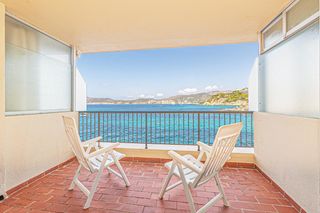 Piso en Costa de la Calma. Piso en primera línea de mar en santa ponsa con terraza y vistas