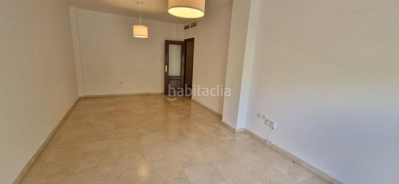 Foto 0dbed9a0-1412-4386-8292-18fed68ed084. Alquiler piso luminoso piso con garaje y placas solares junto a la estación santa justa en Sevilla