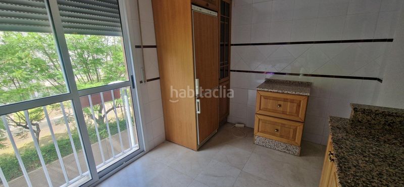 Foto 9ab5f3ab-4578-48ba-bbc2-123b33203c39. Alquiler piso luminoso piso con garaje y placas solares junto a la estación santa justa en Sevilla