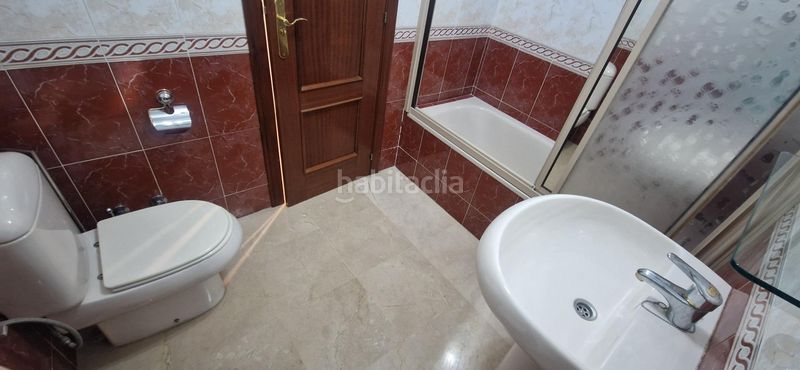 Foto e00e3817-4010-4ec0-b3d3-618b99ae5bb9. Alquiler piso luminoso piso con garaje y placas solares junto a la estación santa justa en Sevilla