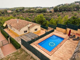 Chalet in Valldemar-Montmar. Chalet independiente con piscina y jardín en valldemar  espacio,