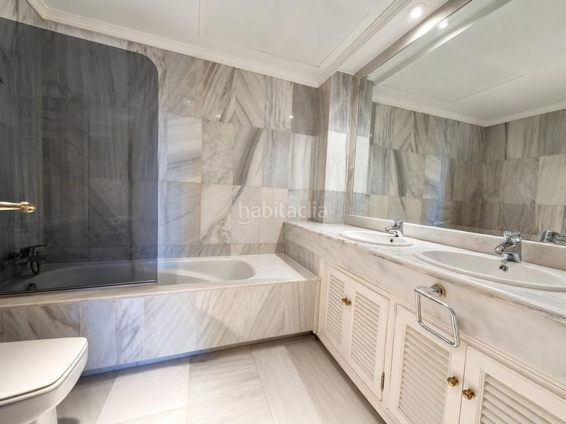 Foto 278625e6-a69e-456a-8e8f-2a7edfe1923b. Apartament amb calefacció aparcament piscina a Los Naranjos Marbella
