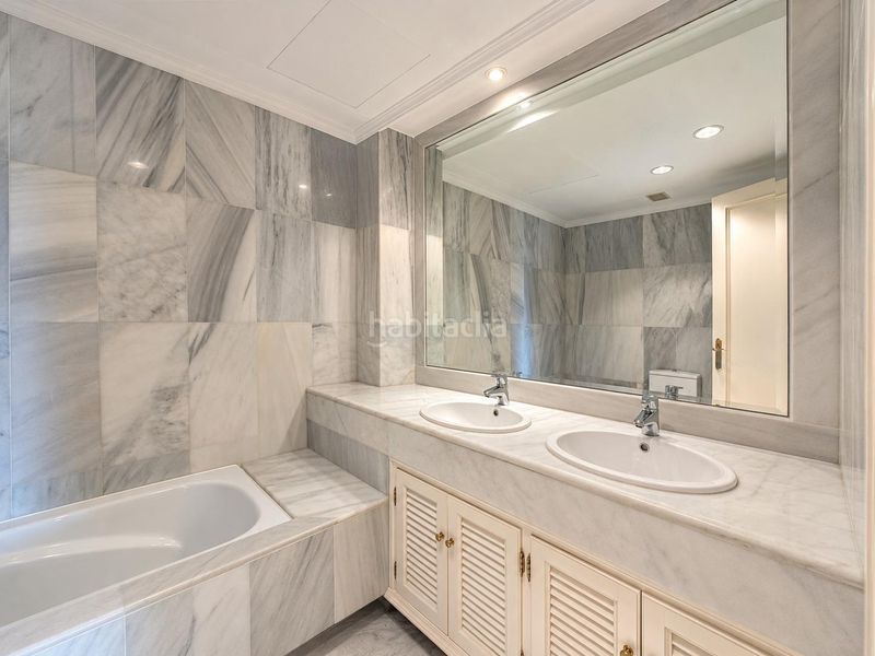 Foto 58d8b9e6-3ee7-40af-b84b-39a3c79f0d52. Apartament amb calefacció aparcament piscina a Los Naranjos Marbella