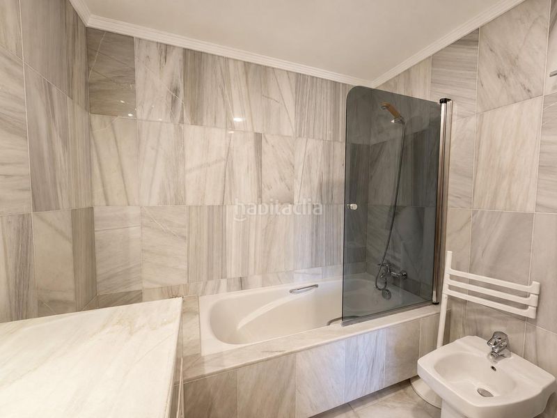 Foto f0b50d64-cfc5-4c28-9ab0-3979a7e2174f. Apartament amb calefacció aparcament piscina a Los Naranjos Marbella