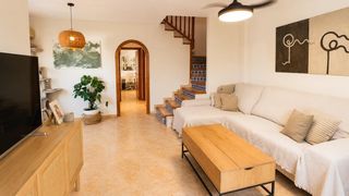 Casa aparellada a Calle monte de sta pola 10. Adosado con amplio jardín en monte faro, gran alacant, con excel