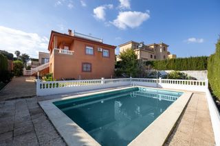 Chalet  Calle infanta cristina. Chalet independiente. vivienda en 1 sola planta con 5 dormitorio