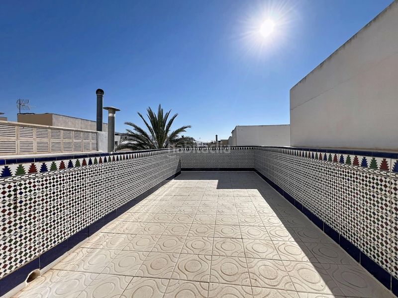 Foto 0d082ecb-02e8-4441-a8d6-7b116fb1ce3f. Casa adossada amb aparcament a puebla de Vícar Vícar