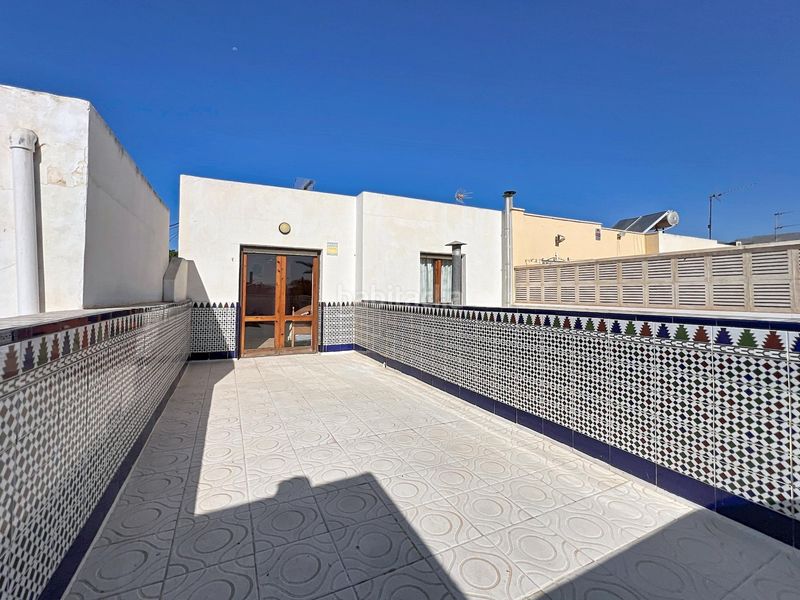 Foto 8de51ce3-8d17-48eb-8921-cf456dd9dc56. Casa adossada amb aparcament a puebla de Vícar Vícar