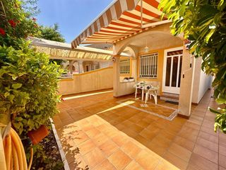 Casa a Centro. Encantadora vivienda de 3 habitaciones en urb. la dorada los alc