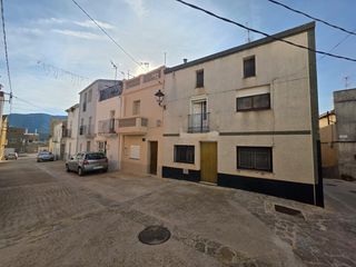 Maison  S antoni. Casa de pueblo esquinera con buhardilla, gran almacén y terraza