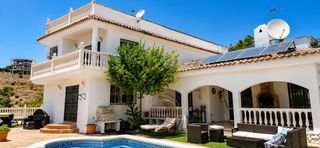 Chalet in Mijas Golf. Villa independiente con piscina, vistas al mar y 780 m2 de parce