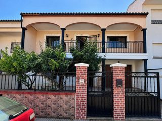Chalet à Madroñera. Una casa para toda la familia, con patio, garaje y lista para di