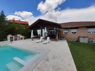 Chalet à Navalafuente. Chalet urbano independiente en navalafuente