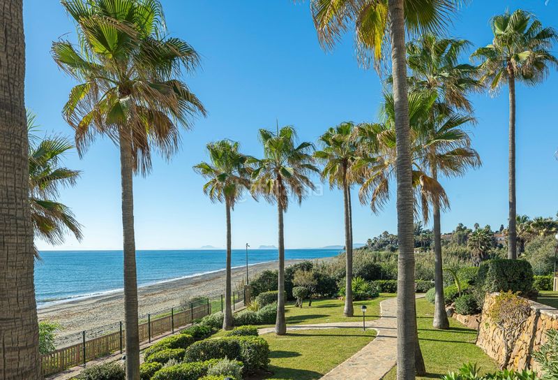 Foto 0bcde667-06c2-4a44-bfa6-ba192bdff924. Àtic amb calefacció aparcament piscina a El Velerín Estepona