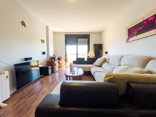 Apartament  Avenida 3 de abril de 1979. Vivienda con piscina, garaje y excelentes zonas deportivas en sa
