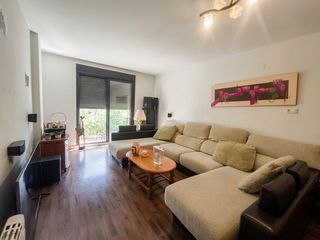 Piccolo appartamento  Avenida 3 de abril de 1979. Vivienda con piscina, garaje y excelentes zonas deportivas en sa