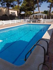 Xalet a Jerónimo y Avileses. Chalet independiente con piscina, pista de tenis y zona infantil