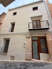 Rez-de-chaussée  Calle de tomàs valls. Atención inversor bajo para habilitar como vivienda en el corazó