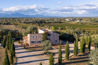 Country house in Algaida. Una finca familiar cuidada con esmero que reúne lo mejor de dos