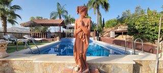 Country house in Pizarra. Finca de autor con 5 residencias independientes y versatilidad d