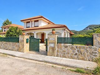 Chalet à Liendo. Chalet con piscina y 1.400 m2 de terreno en liendo privacidad, n