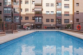 Appartamento in Palomeras Sureste. Venta de piso de 2 dormitorios con garaje, trastero, piscina, pá