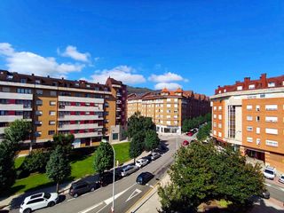 Piso en Calle carlos casanueva varas 22. Piso exterior de 2 habitaciones con garaje y trastero en la flor