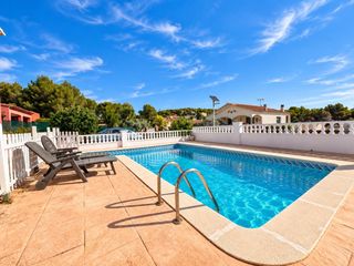 Casa  Carrer de júpiter. Chalet a cuatro vientos con 338 m2, piscina y grandes espacios e