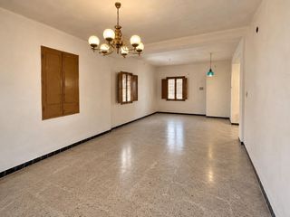 Semi detached house in Archena. Casa en venta con patio y amplia terraza, para acondicionar a tu