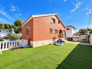 House  Calle tardor. Casa a 4 vientos con dos viviendas independientes, parcela de 60