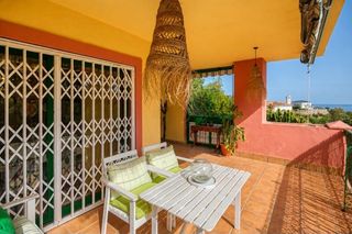 Apartment  Urbanizacion la veguilla 2. Amplio piso de 3 dormitorios con piscina comunitaria y garaje en