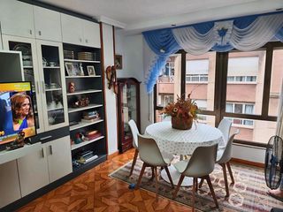 Etagenwohnung in Calle naranjo bulnes 5. Gran piso de 4 habitaciones y 2 baños con galería y trastero en