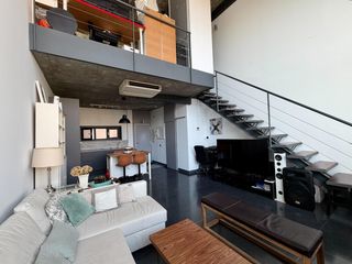 Dúplex a Zona Industrial. Loft dúplex con doble altura y diseño singular