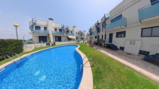 Maison jumelée à Rafael llao. Espectacular adosada esquinera con 6 habitaciones, licencia turí