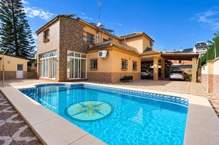 Xalet a Cerros de Montequinto. Chalet independiente con piscina y energía solar en montequinto