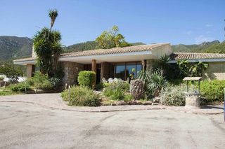 Chalet in Favara. Villa exclusiva con dos residencias, piscinas y completas instal