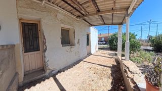 Terreno residencial en Carrer terol 45. Solar urbano de 294 m2 con construcción existente en zona tranqu