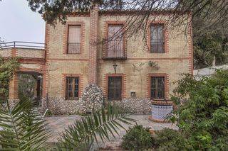 Chalet à Calle fernandez arroyo 16. Propiedad exclusiva en la zubia