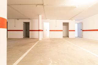 Aparcament cotxe a Centre. Parking y trastero privado