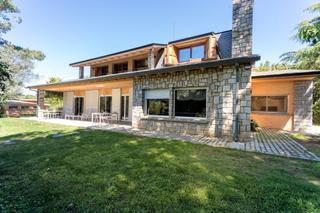 Chalet à Cardedeu. Propiedad única en terreno plano de 9200m2 con casa para invitad