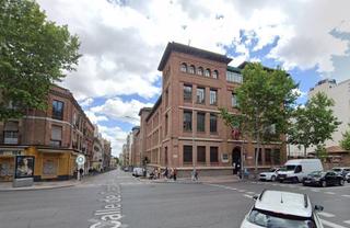 Location Local commercial  Lerida. Se alquila local comercial en cuatro caminos madrid