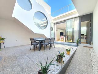 Maison à Calle rafael escolano 44. Tu oasis urbano en san gabriel