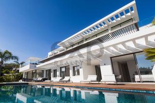 Haus in La Quinta. Modern brand new five bedroom villa with sea and golf views in l