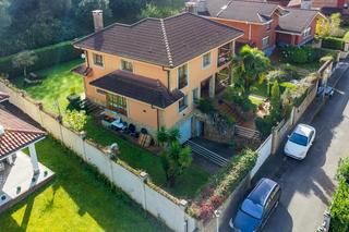 Chalet à Urbanizacion pinos los 10. Formidable chalet en urbanización privada en oviedo