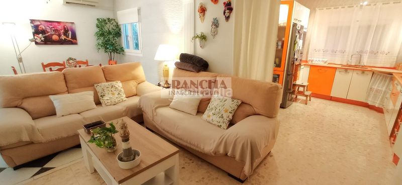 Foto 5d97bf30-f38c-471b-89f9-4f431bdeeef3. Planta baixa amb aparcament a Avenida de Rota Chipiona